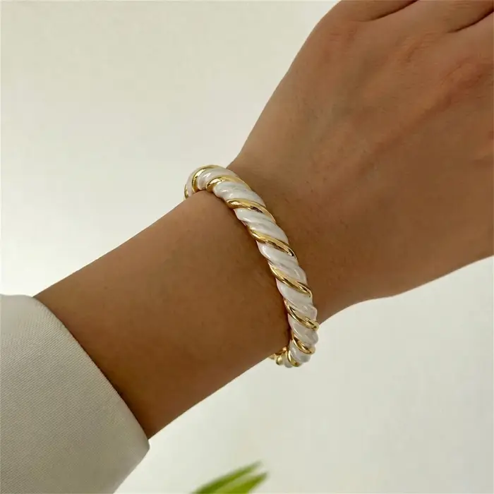 Bracelet ouvert exagéré en émail blanc à motif floral pour femme