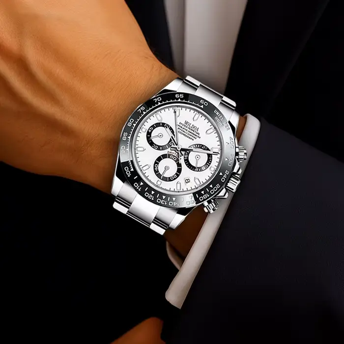 Une montre à quartz multifonctionnelle tendance en acier inoxydable argenté pour hommes avec affichage de points et de lignes.