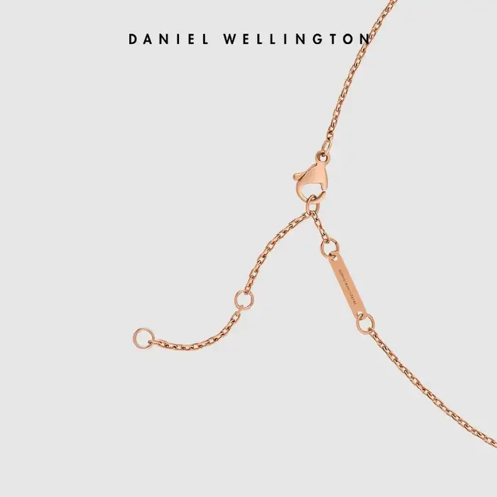 Collier Emalie Daniel Wellington en or rose avec pendentif en émail noir pour femmes occasions spéciales