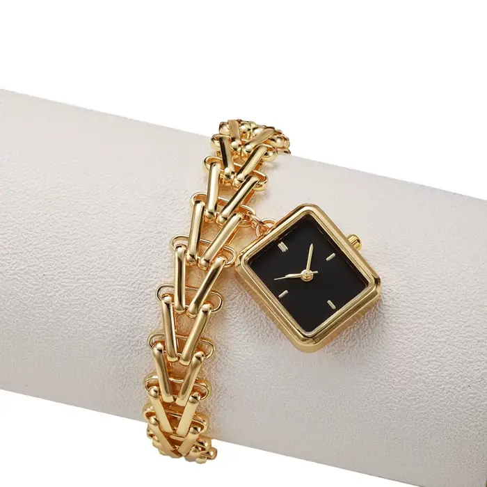 Montre de luxe dorée avec cadran triangulaire motif épi de blé
