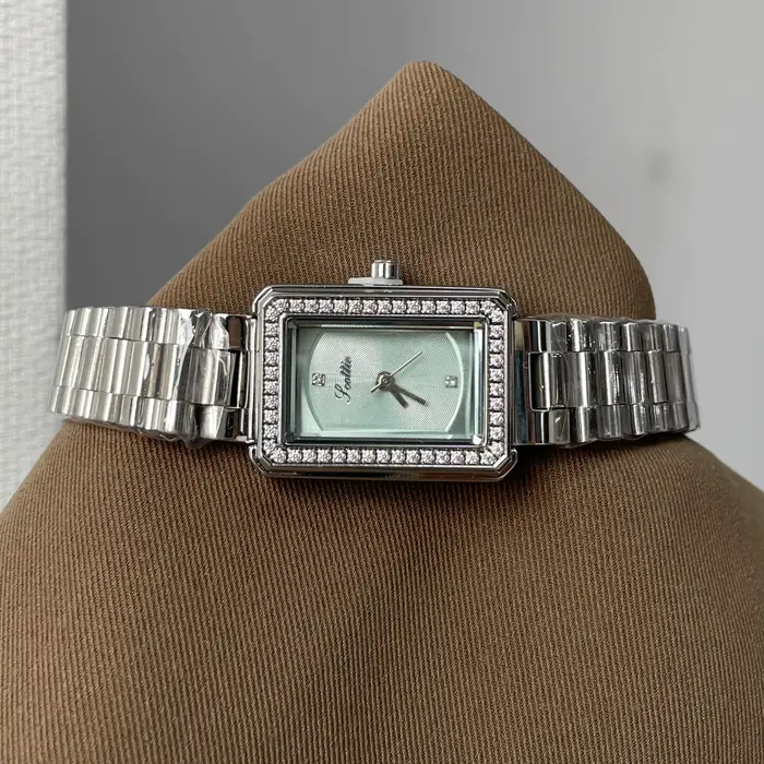 Montre rectangulaire argentée de luxe légère pour femmes