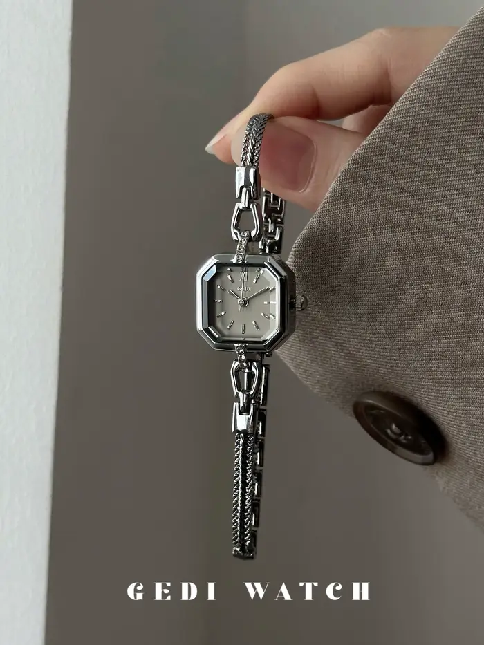 Petite montre pour femme exquise de forme carrée gris argent 2025 nouvelle mode luxe Bracelet en aci