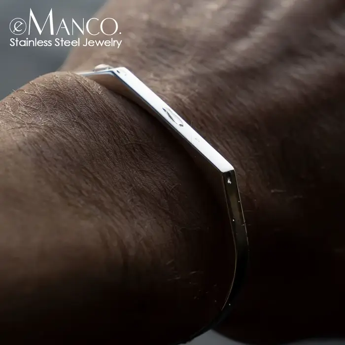 Bracelet minimaliste en acier inoxydable plaqué or