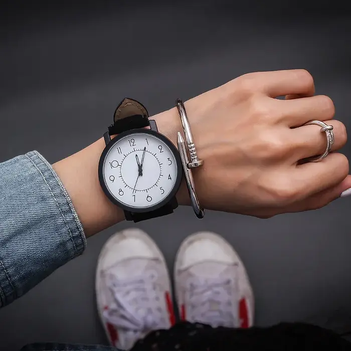 Montre-bracelet en acier inoxydable avec bracelet en cuir imitation bois pour homme et femme occasions sportives et élégantes
