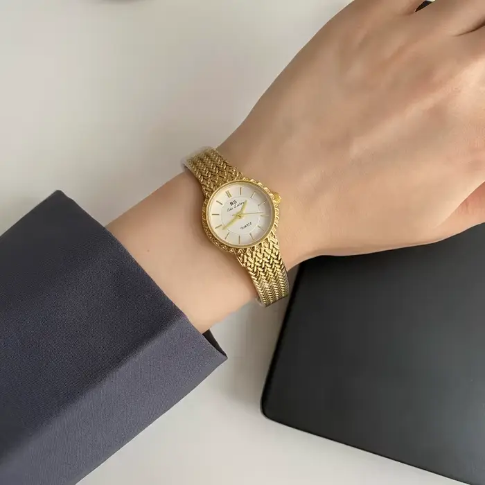 Montre dorée élégante pour femme résistante à l'eau et adaptée à toutes les occasions de style fashion et casual