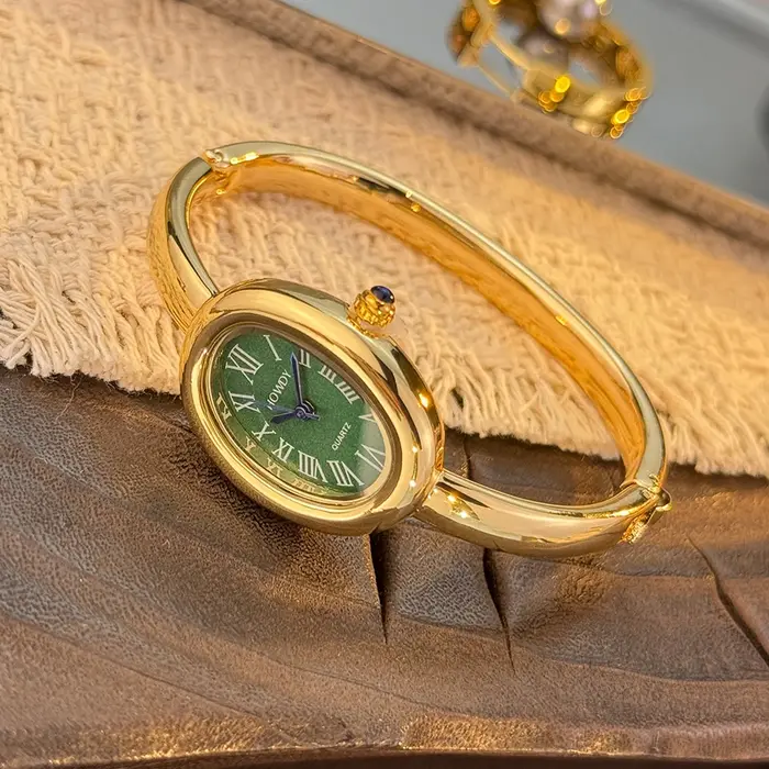Nouveau style bracelet de baignoire petit cadran exquis et unique lumière luxe femmes haut de gamme chiffres romains montre à quartz ovale