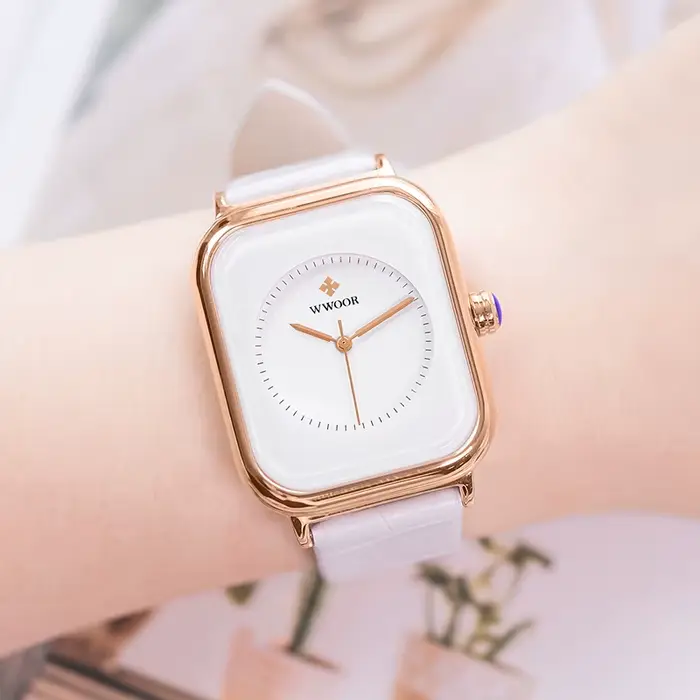Montre bracelet rectangulaire en cuir blanc pour femmes résistante à l'eau et élégante pour diverses occasions sociales et quotidiennes