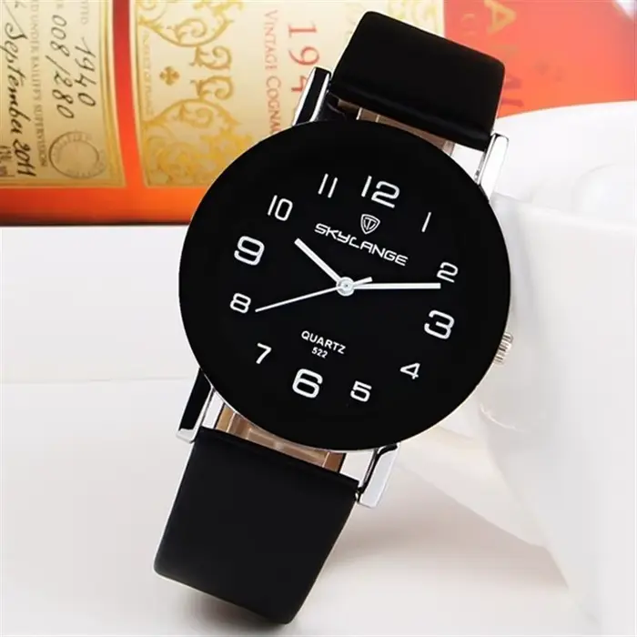 Montre noire pour femme