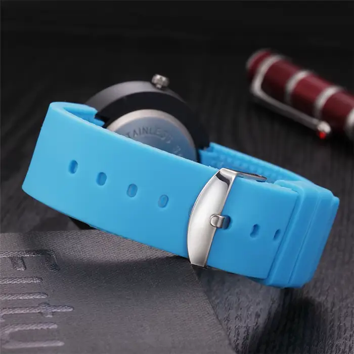 Montre à quartz avec bracelet en caoutchouc pour hommes