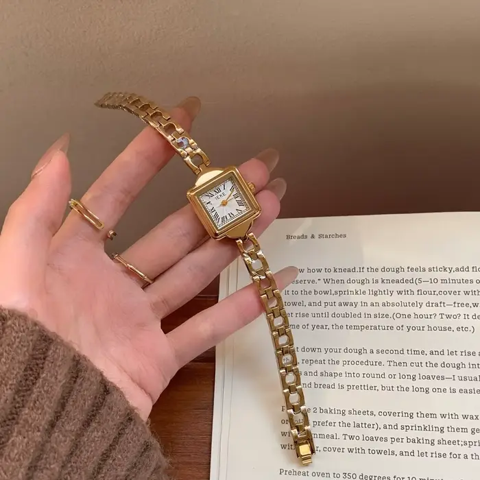 Montre vintage dorée pour femme avec bracelet chaîne