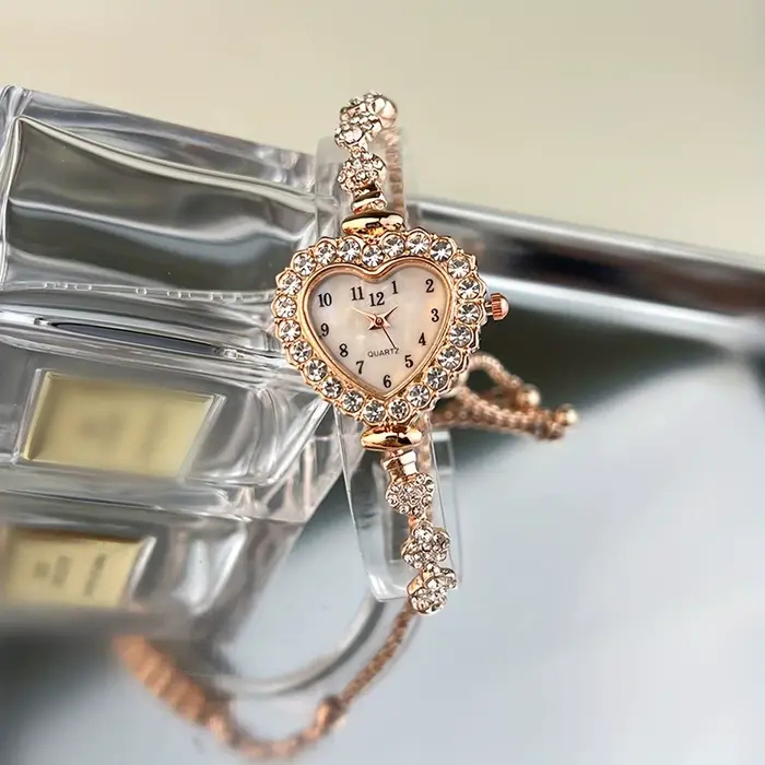 Montre femme coeur strass avec cadran étincelant et bracelet en alliage doré - Montre-bracelet à quartz compacte pour une élégance quotidienne