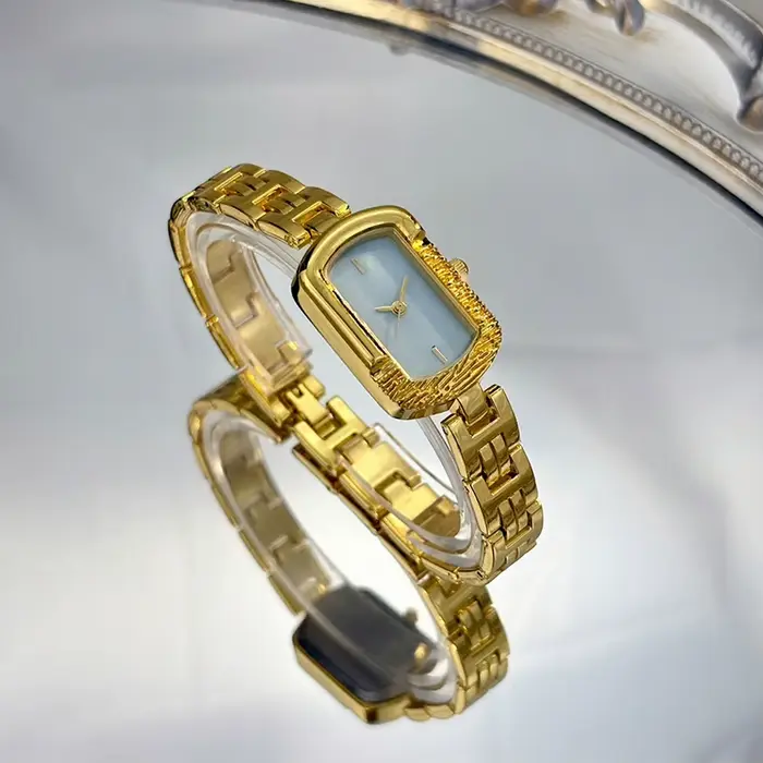 Élégante montre-bracelet rectangulaire vintage pour femmes avec cadran imitation coquille