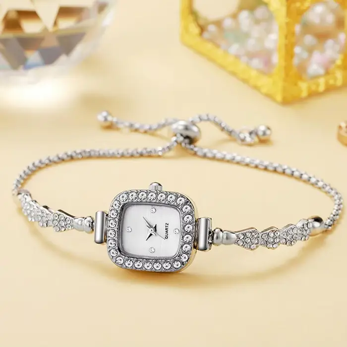 Montre à double aiguille vintage pour femme avec strass bracelet fin carré analogique quartz élégante pour occasions spéciales