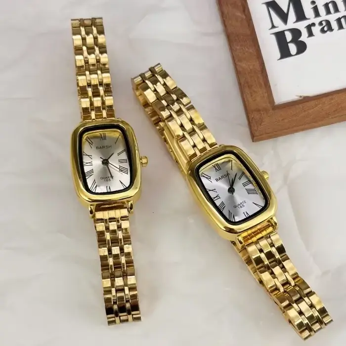 Montre en or avec ceinture en acier pour femme