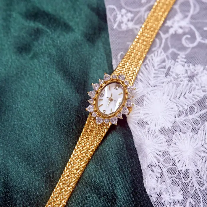 Montre à quartz en laiton plaqué or 24 carats pour femme