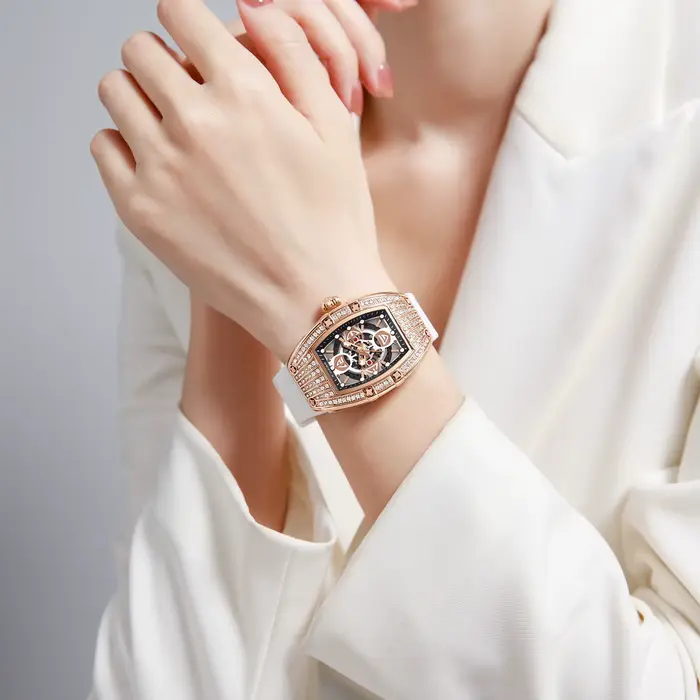 Montre pour femme élégante et luxueuse avec diamants