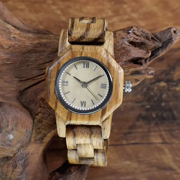 Montre en bois de santal octogonal pour femme