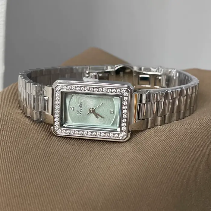 Montre rectangulaire argentée de luxe légère pour femmes
