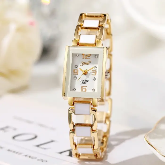 Montres carrées élégantes pour femmes