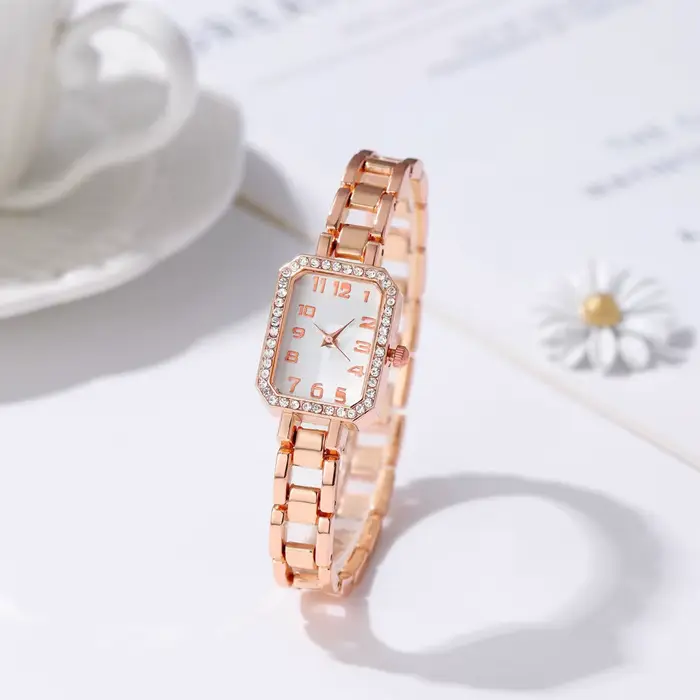 Montres de luxe pour femmes 2023 nouvelle arrivée simple carré plein diamant numérique montre à quartz or bracelet en