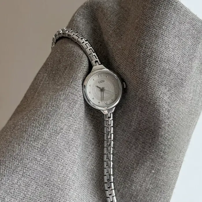 GEDI mode rétro luxe dames montre avec petit cadran rond Bracelet femmes montres et horloges à assortir des tenues 2025 nouveauté