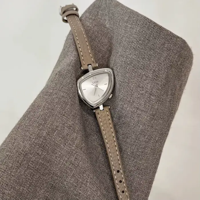 Montre femme de luxe à la mode avec design asymétrique