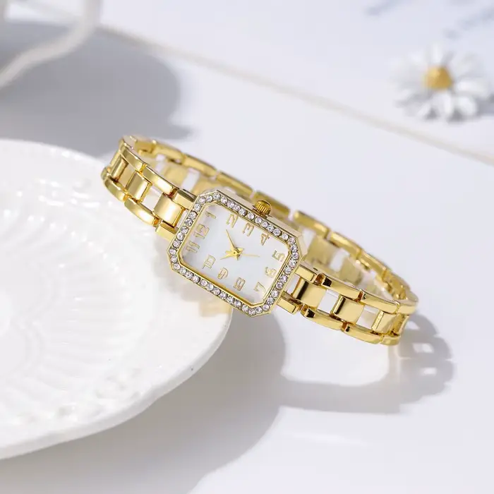 Montres de luxe pour femmes 2023 nouvelle arrivée simple carré plein diamant numérique montre à quartz or bracelet en