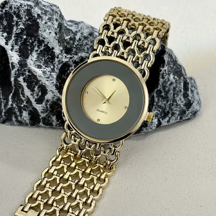 Montre élégante pour femme avec grand cadran