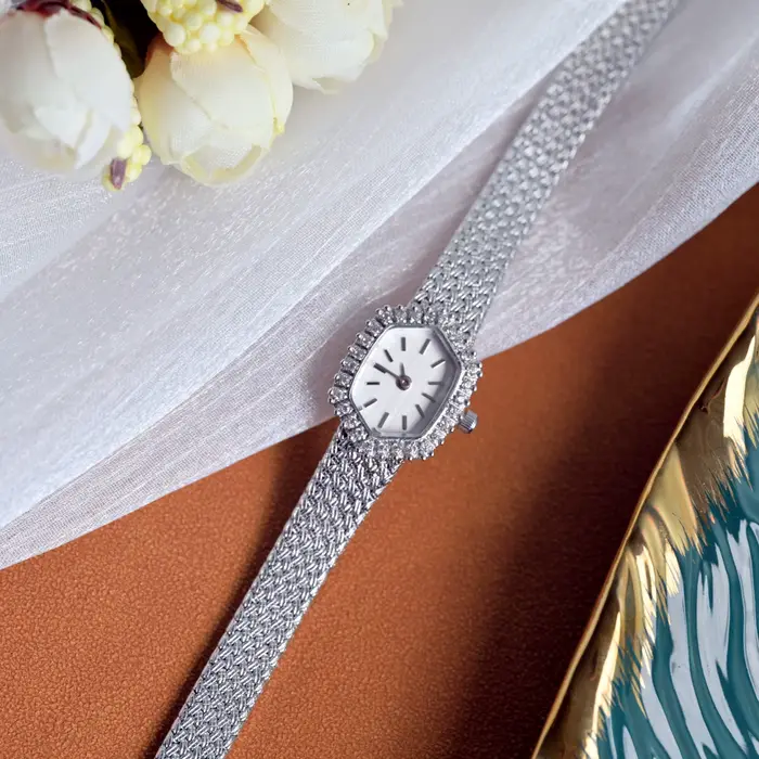 Montre vintage féminine en laiton plaqué or 18 carats avec cadran ovale rétro et bracelet en acier inoxydable pour occasions spéciales