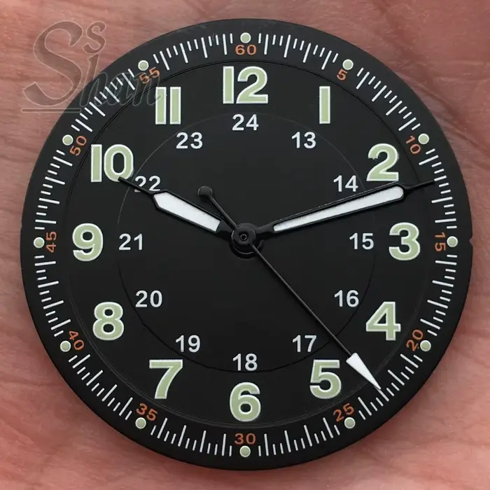 Le cadran de montre de style aviateur classique de 29 mm est serti de chiffres arabes