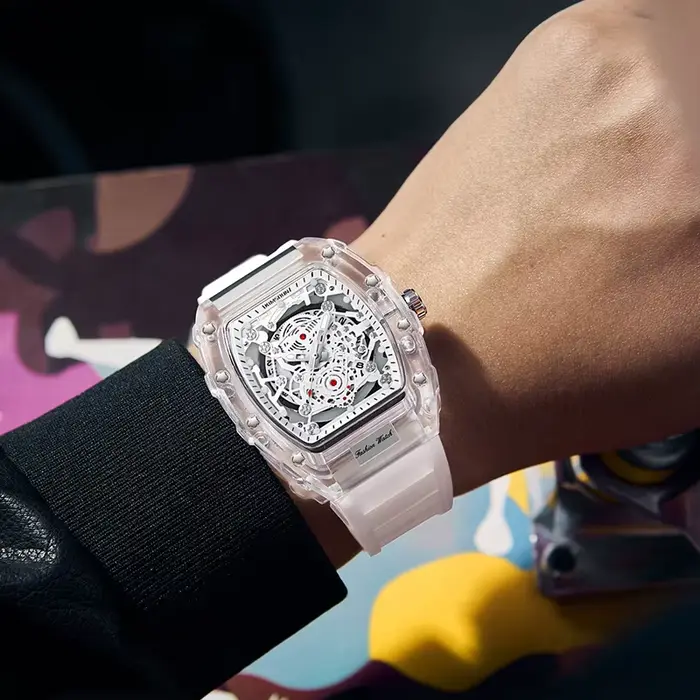 Montre UTHAI BK134 en forme de couvercle de caisse résistante à l'eau pour hommes avec bracelet en silicone et mouvement quartz pour aventuriers