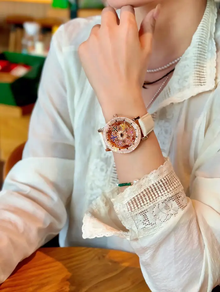 1 version améliorée de la montre pour femme de luxe à la mode et accrocheuse incrustée