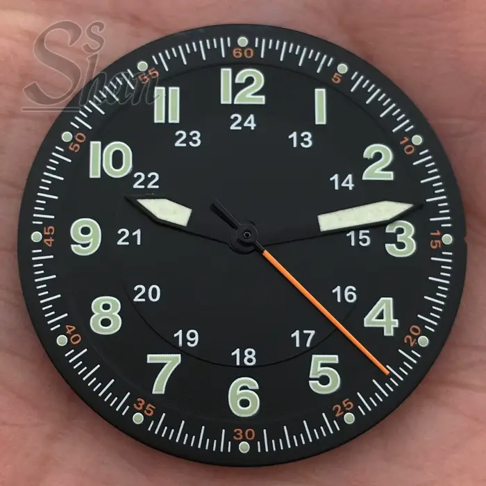 Le cadran de montre de style aviateur classique de 29 mm est serti de chiffres arabes