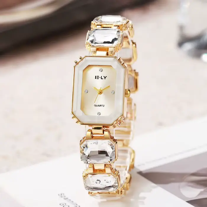 Montre pour femme carrée tendance de la mode petite