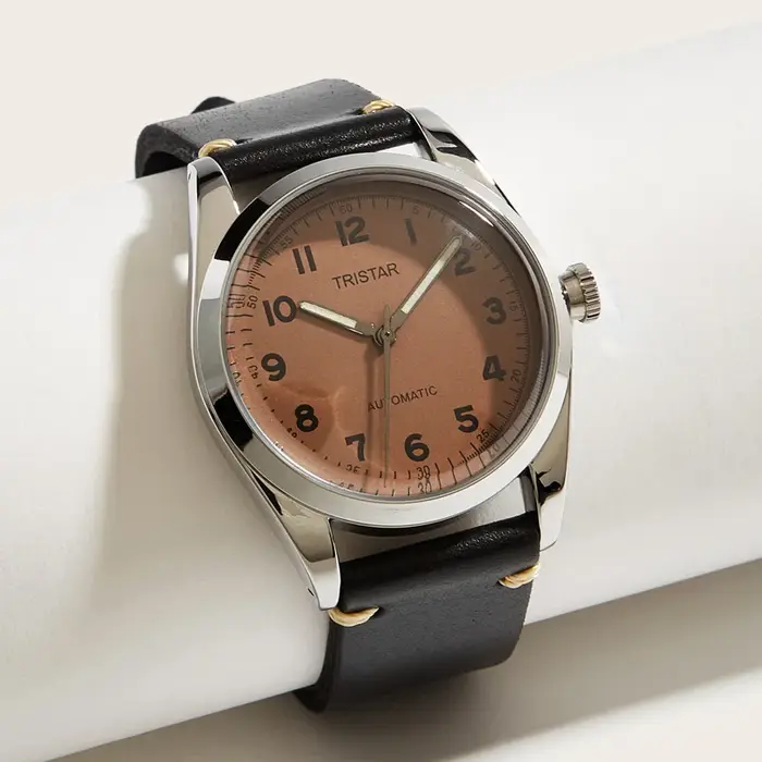 Montre mécanique vintage à remontage manuel antique avec affichage de chiffres arabes et résistance à l'eau pour homme occasions formelles et informelles