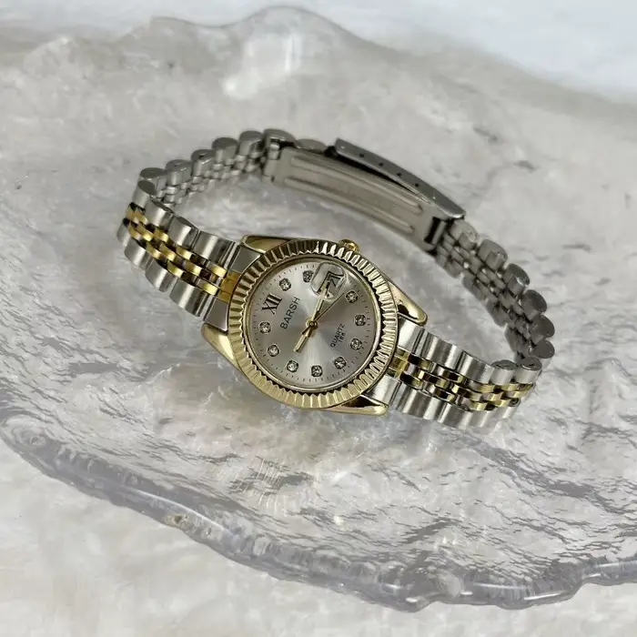Bande d'acier dorée montre pour femme diamant clouté calendrier