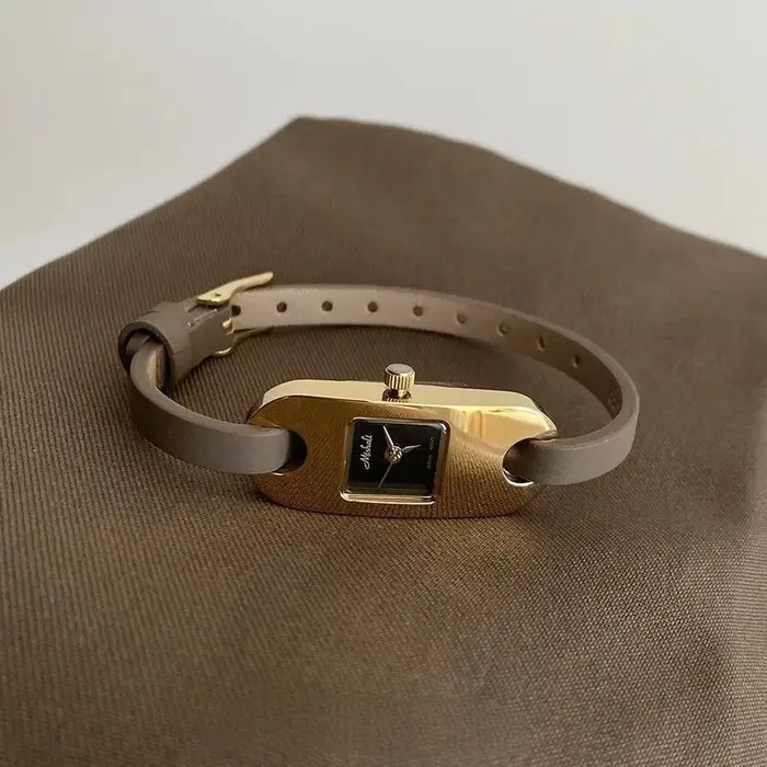 Montre à bracelet fin en cuir et or jaune pour femmes design rétro et élégant occasions spéciales et quotidiennes