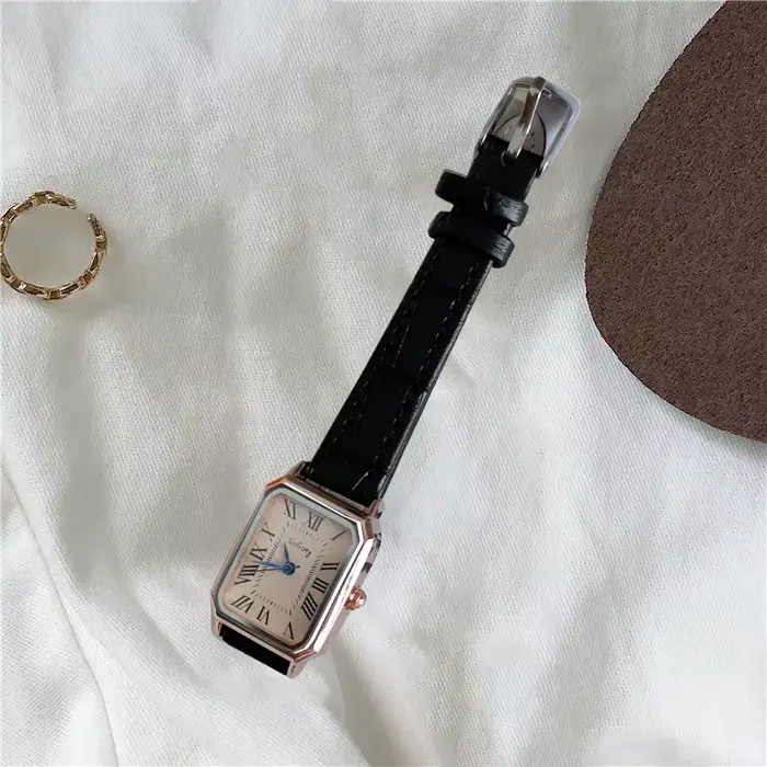 Montre rétro carrée en alliage avec bracelet en cuir pour femmes, style vintage, mouvement quartz, idéale pour les occasions spéciales et le quotidien