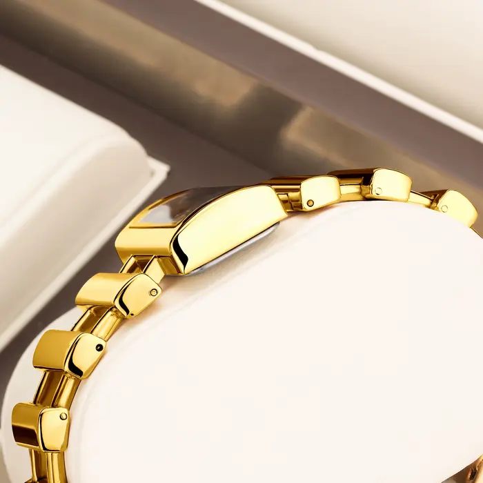 Montre pour femme de la marque YaLaLuSi : Cadran carré tendance