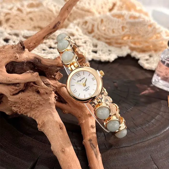 Montre pour femme dorée avec accents en œil de tigre et en calcédoine