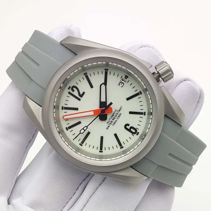 Montre mécanique automatique CHNH35 résistante à l'eau pour hommes style fashion et casual bracelet en caoutchouc acier inoxydable quartz lumineux grandes occasions