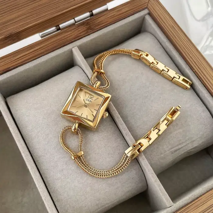 Nouveau luxe femmes montre en or mode carré Quartz montre-bracelet Simple exquis strass dames horloge cadeau Relogio Feminino