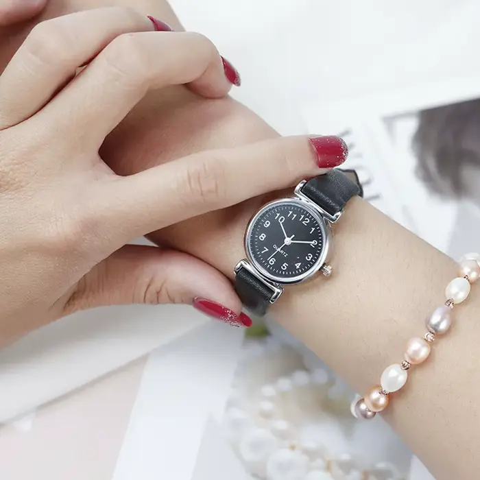 Montre-bracelet ronde pour femme en alliage avec bracelet en cuir décontracté mode et détails numériques pour occasions spéciales