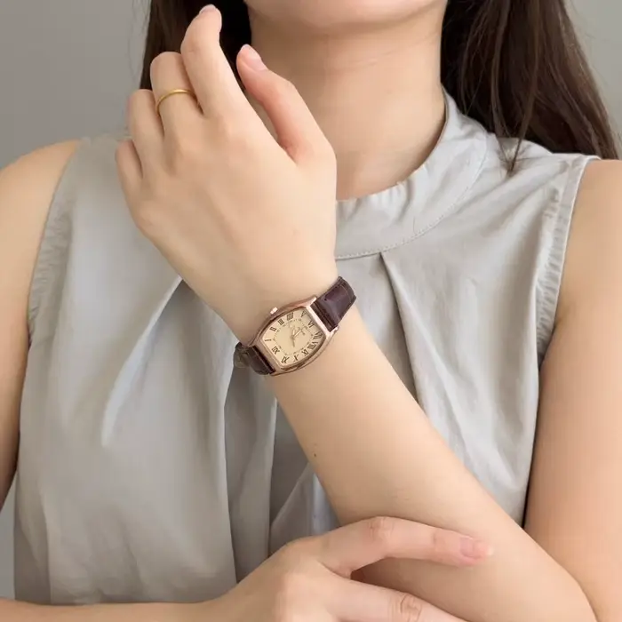 Femmes rétro bracelet en cuir PU montres qualités dames alliage