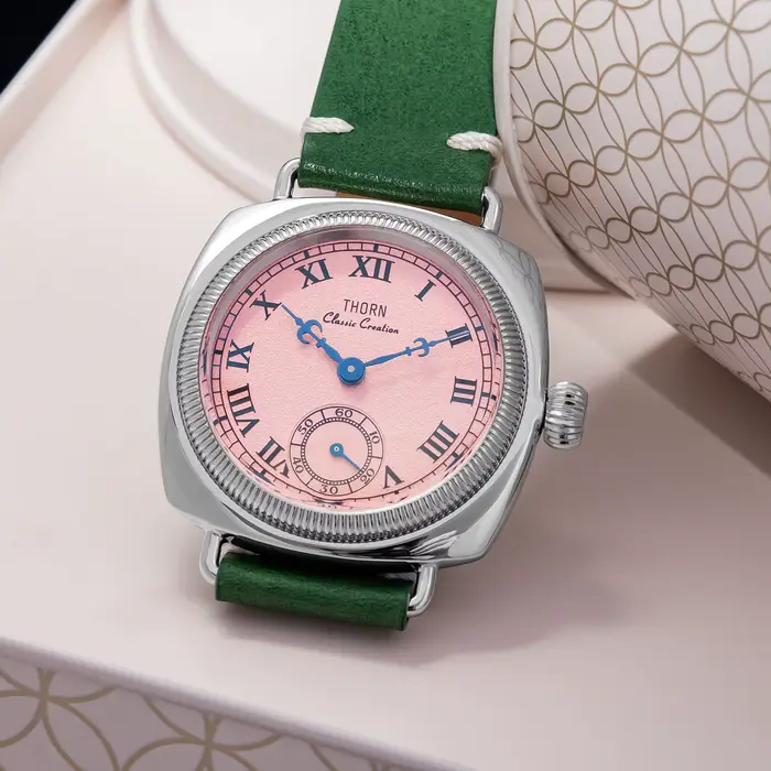 Montre THORN en forme d'oreiller avec bracelet en cuir pour homme et femme occasions spéciales quartz rétro élégante à offrir
