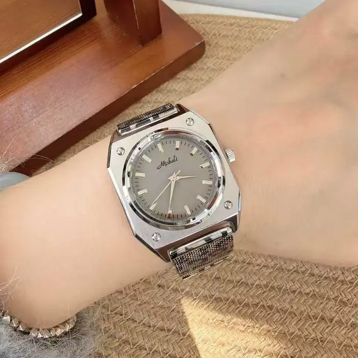 Nouvelle montre pour femme avec bracelet imprimé léopard et grand cadran