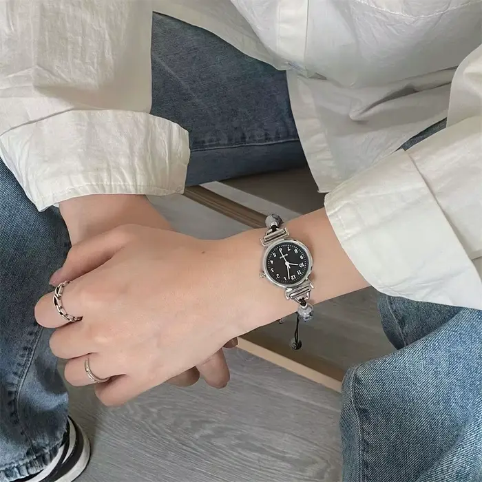 Montre-bracelet perlée élégante avec pendentif pour femmes, bracelet réglable, mouvement à quartz, style simple pour occasions spéciales