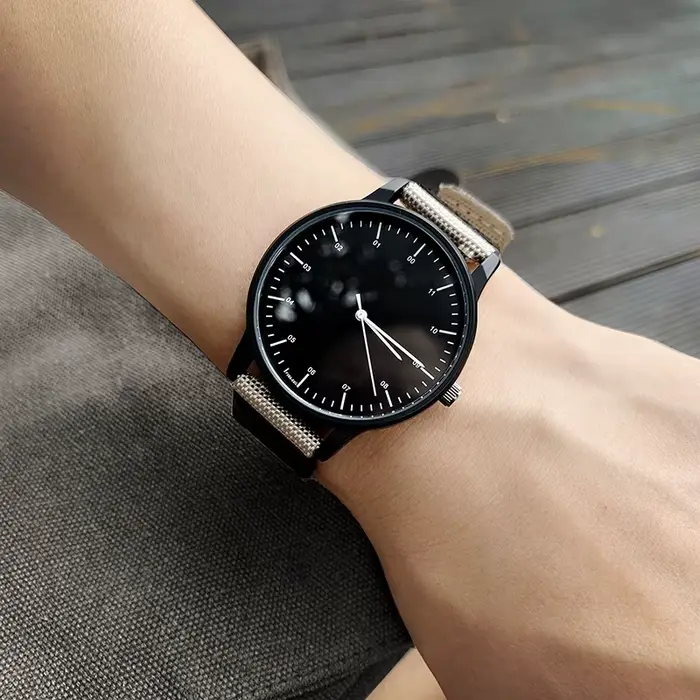 Montre à quartz dans le sens antihoraire