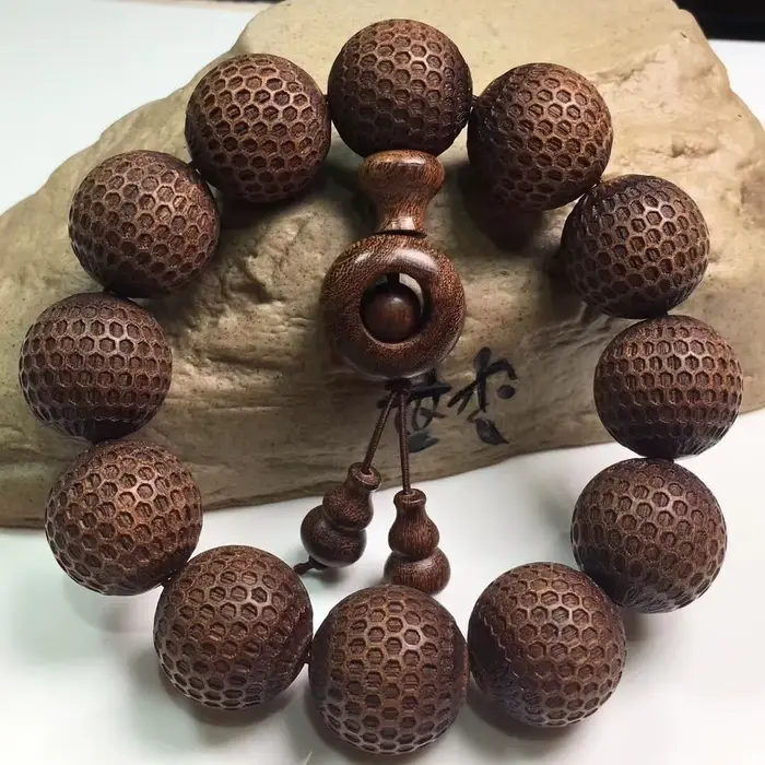 Bracelet en bois de santal doré