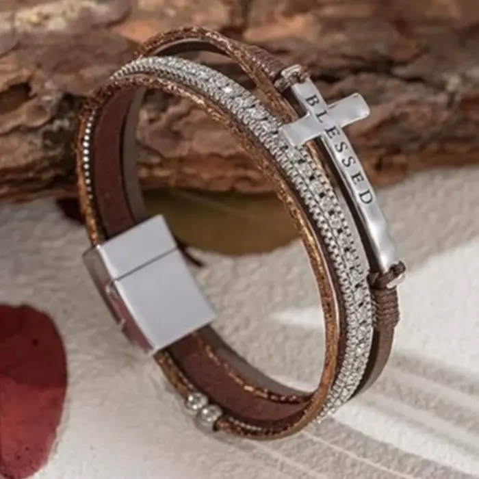 BLESSED – Bracelets en cuir avec cristaux croisés
